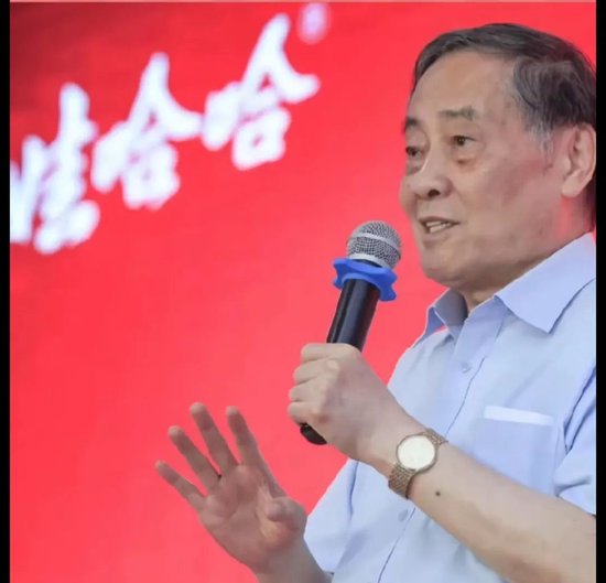 河南配资网 宗庆后被曝有七个私生子：“三房”曾是“管家”，生下孩子后便拿钱离开了